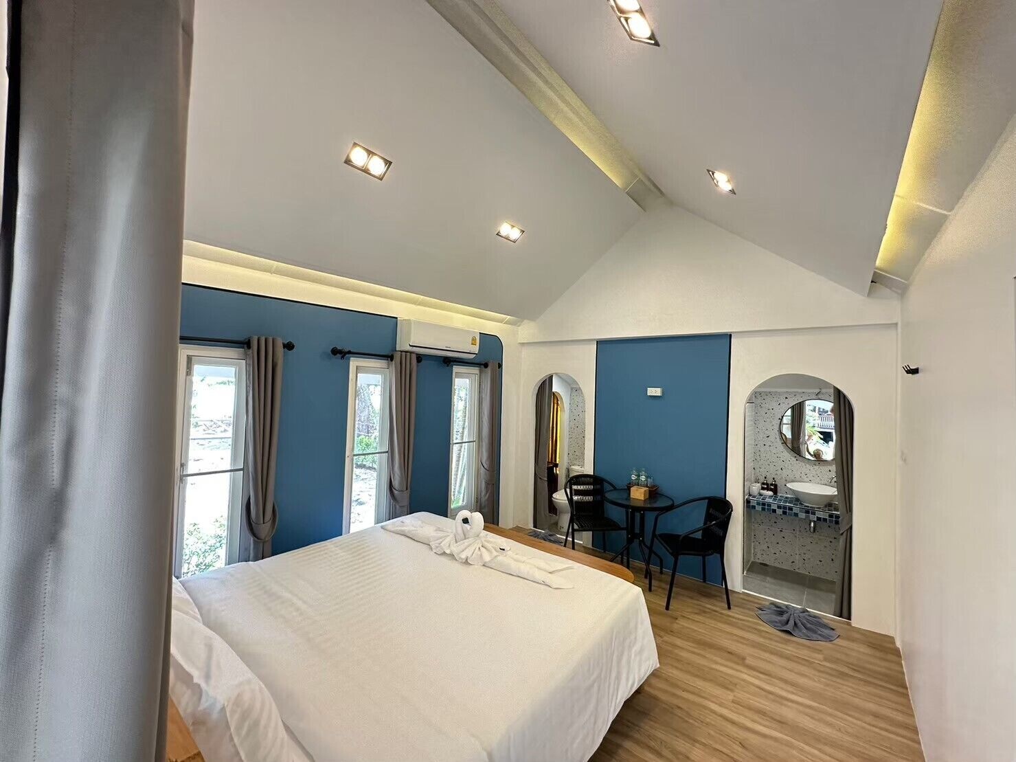 DELUXE, PARTIAL SEA VIEW