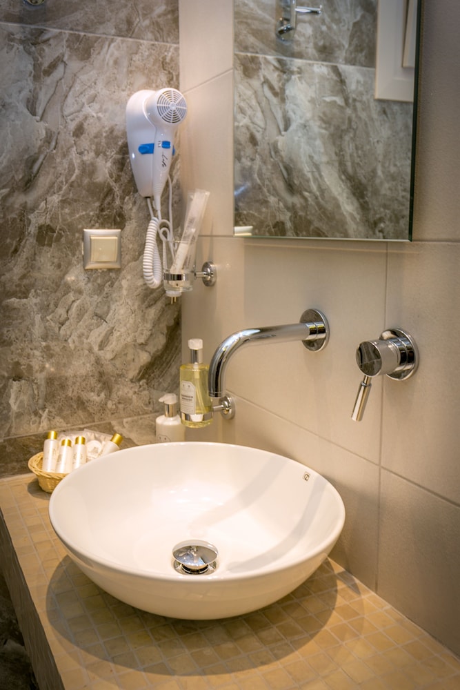 Lobelia Luxury Suites 48/50