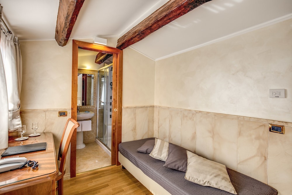 Pantheon Rooms 19/32