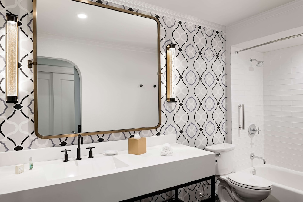 غرفة بسرير كوين بشرفة لذوي الإعاقة، Hayes Mansion San Jose, Curio Collection by Hilton 8/9