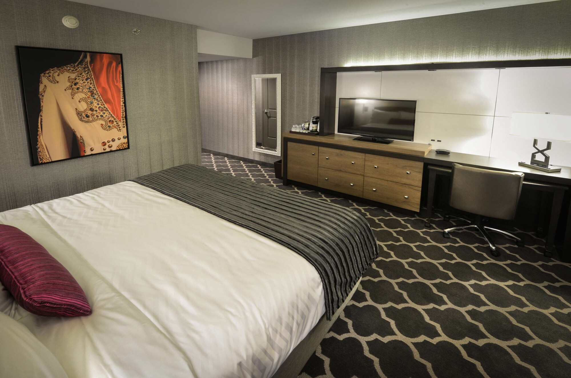 DELUXE, KING BED