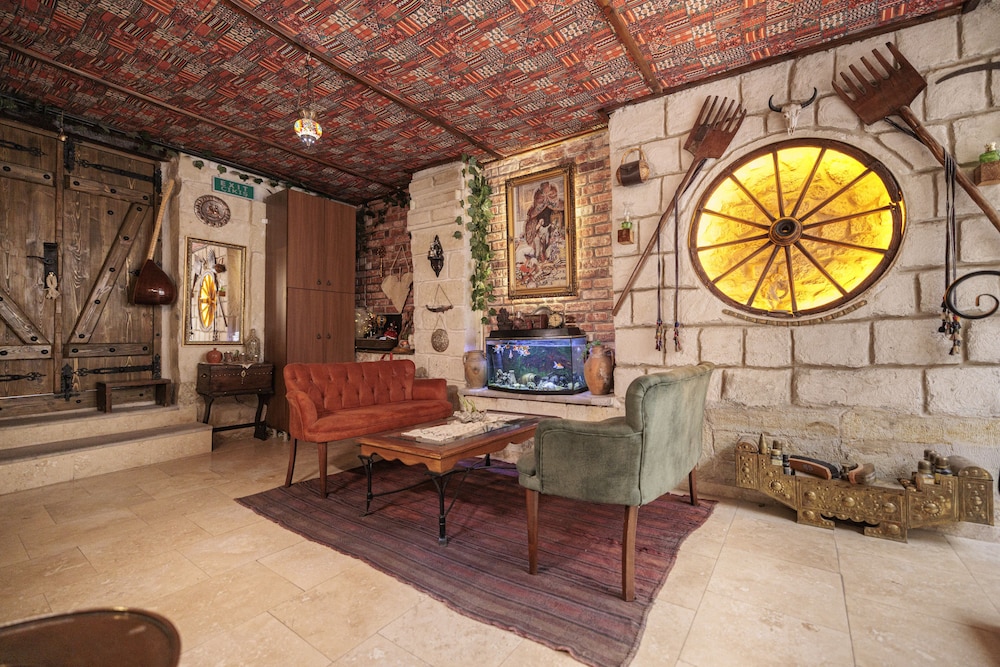 Shadow Cave House 8/49
