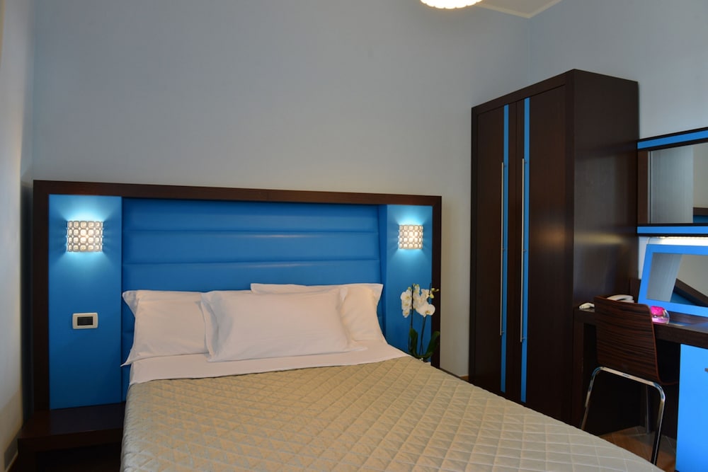 ROOM, SINGLE, DOUBLE BED