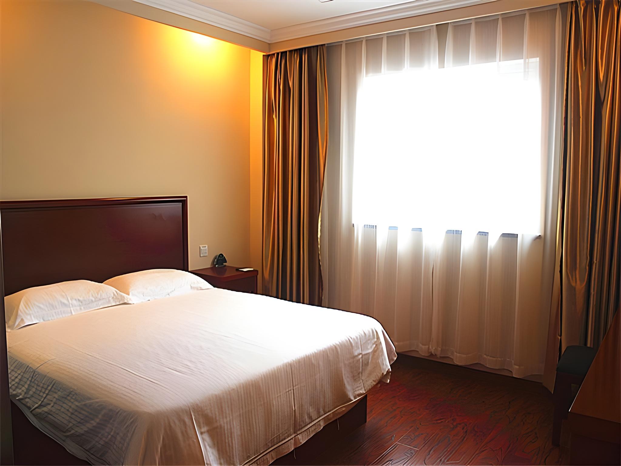 SUPERIOR, QUEEN BED