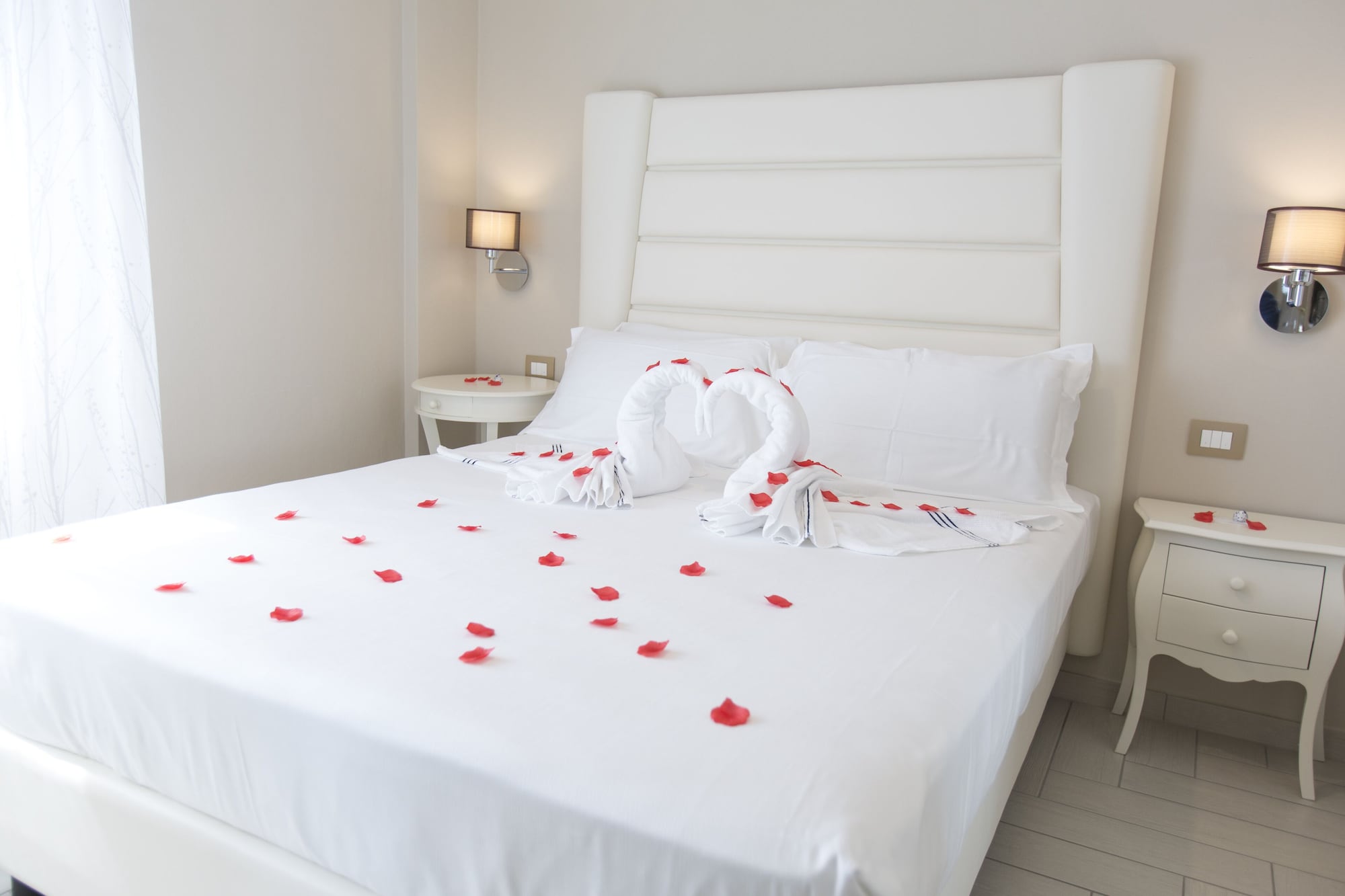 2 BEDROOMS, TOWER, SUITE