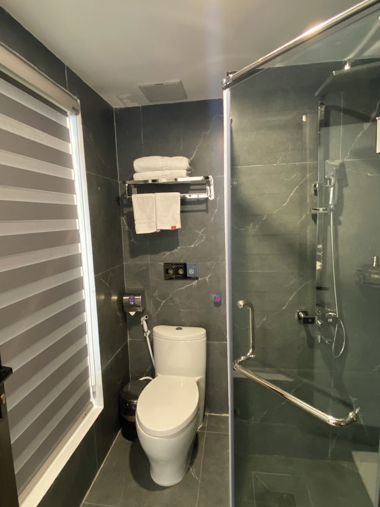 Aquarius Premium Hotel 43/49