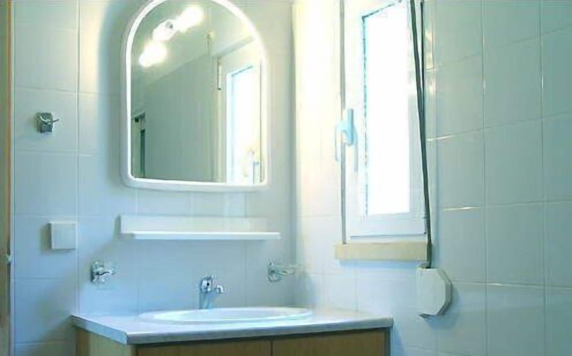 1 BEDROOM, SUITE