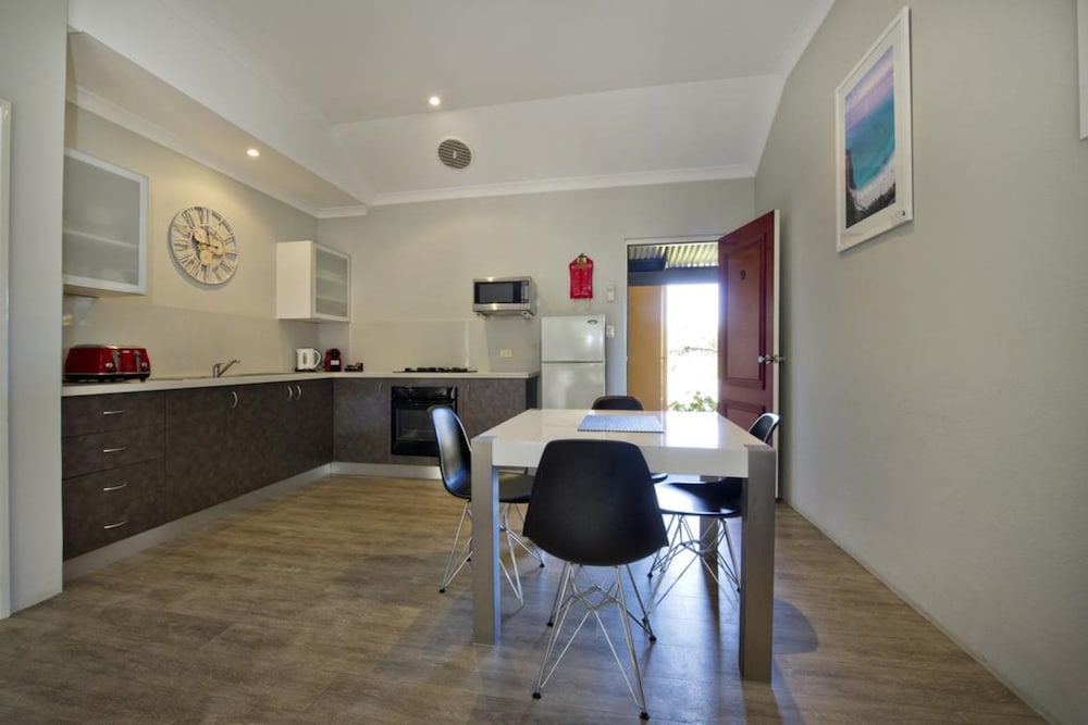 Vintages Accommodation 54/66
