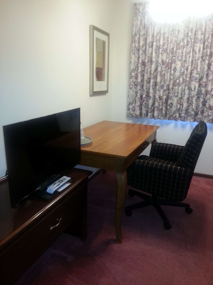 Harlan Inn and Suites By OYO Harlan 40/56