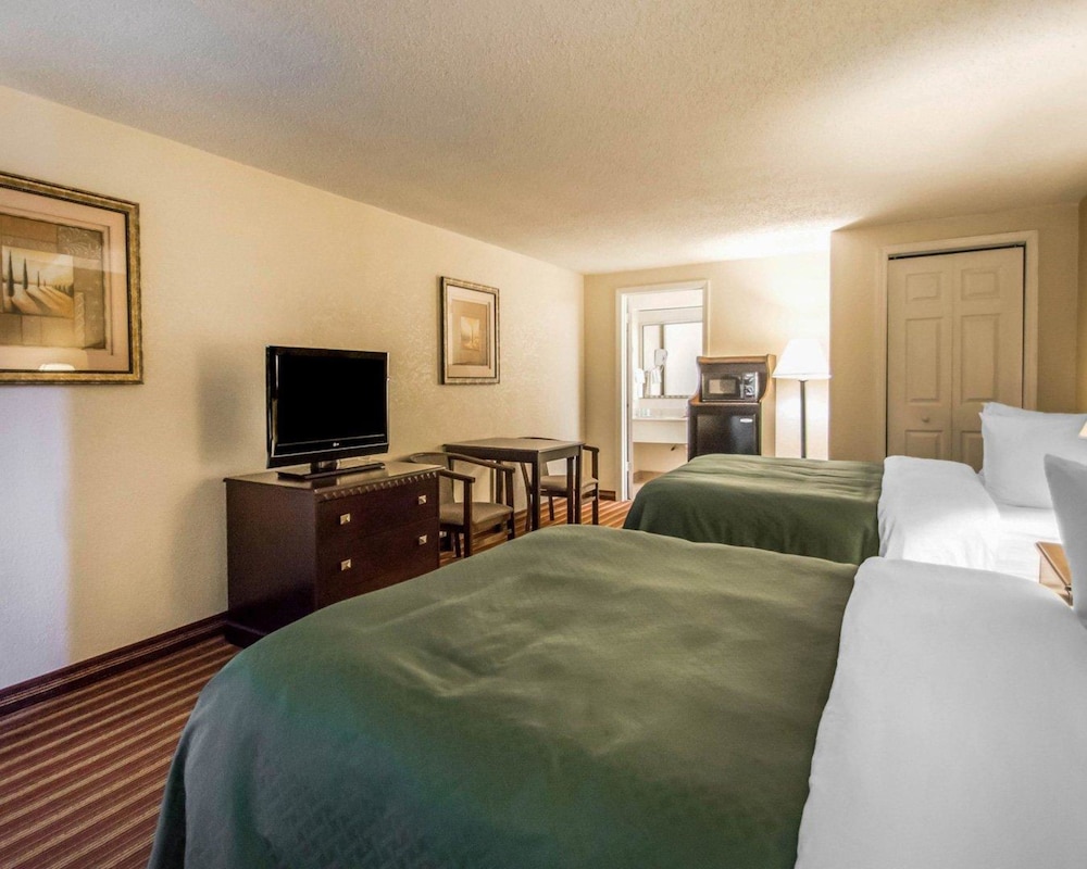 Quality Inn & Suites At Tropicana Field 16/39