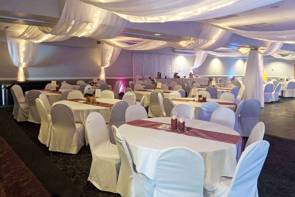 AmericInn by Wyndham Mankato Event Center 40/55