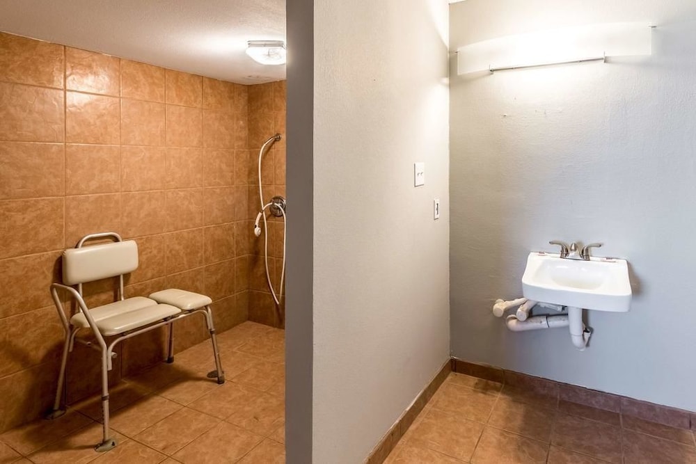 Econo Lodge Mineral Wells, TX 23/23