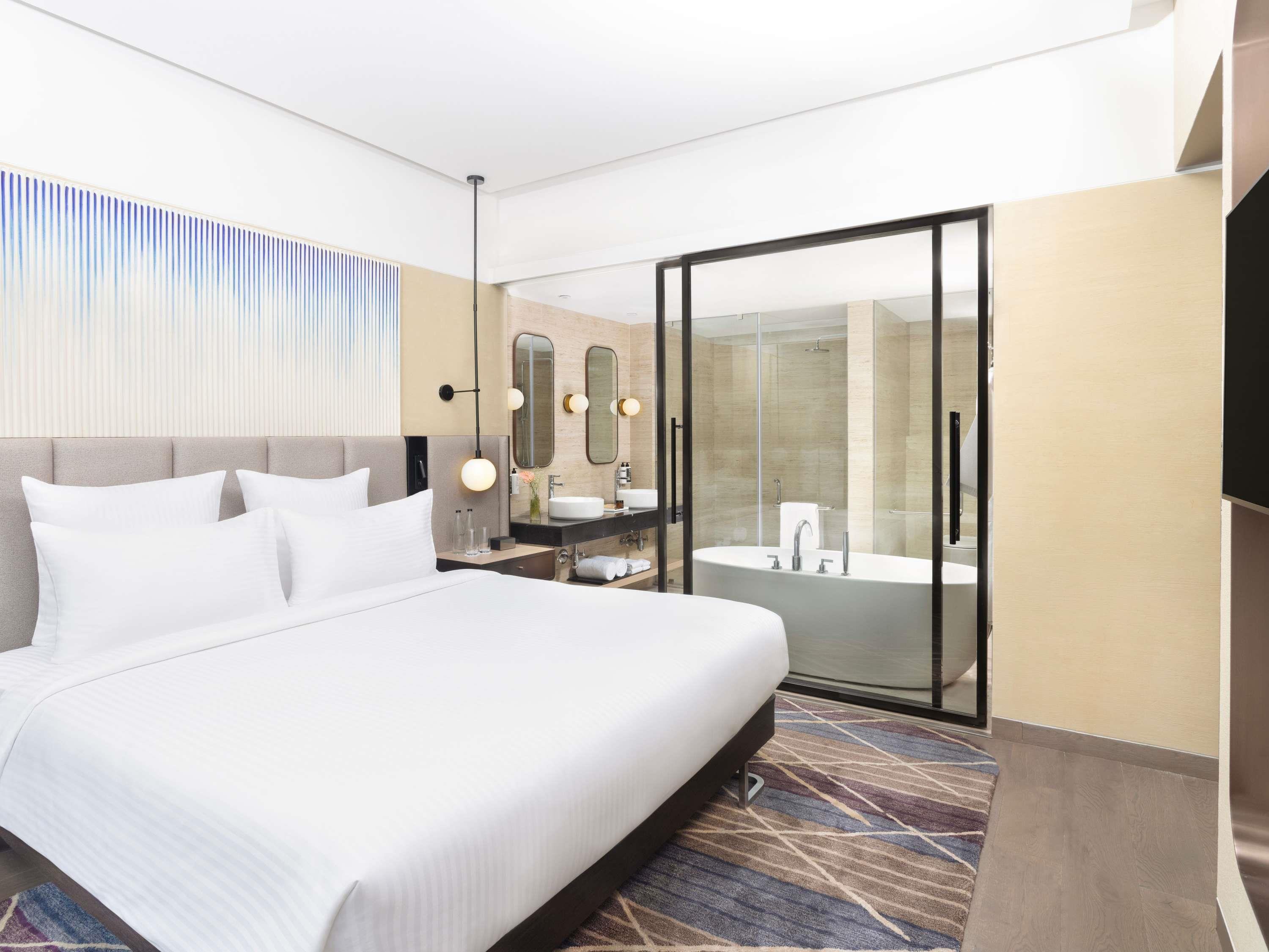 City, Junior Suite, King Bed, with View, Living Area