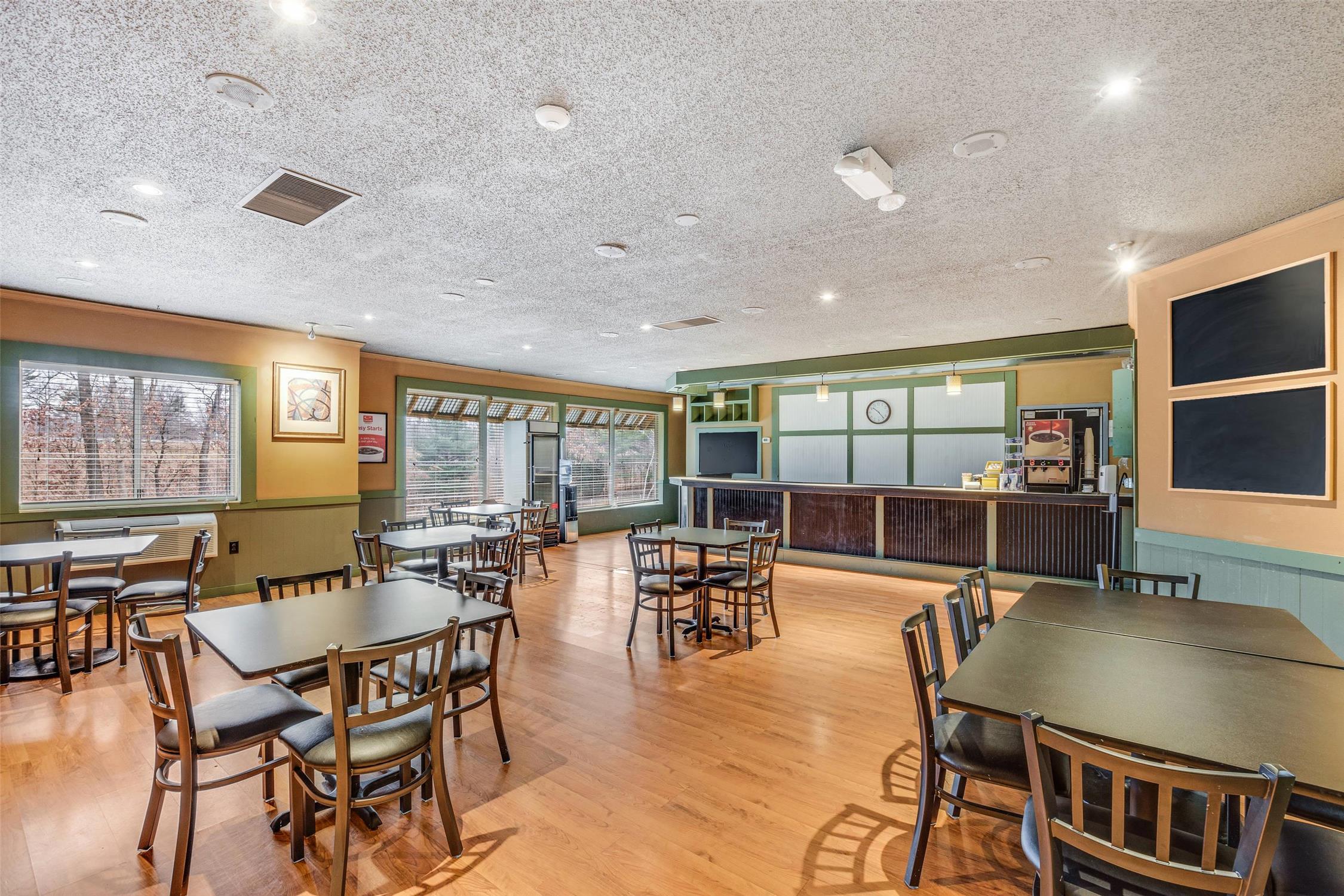 Econo Lodge Whitehall Near Michigan's Adventure 4/7