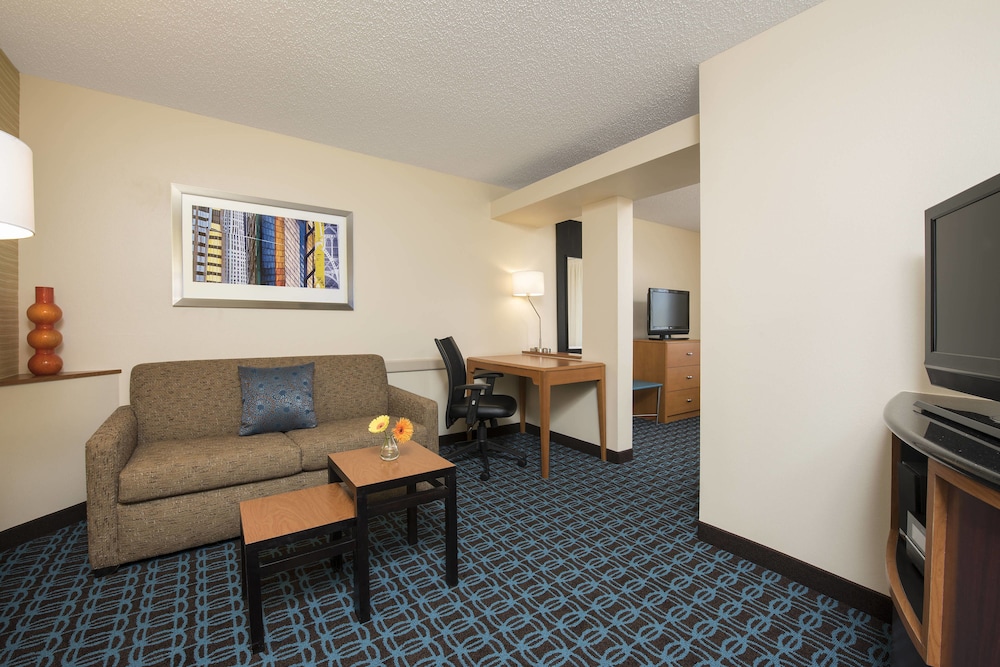 Spark by Hilton Bloomington 16/43
