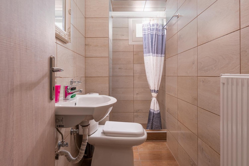 Ouzas Hotel 37/38