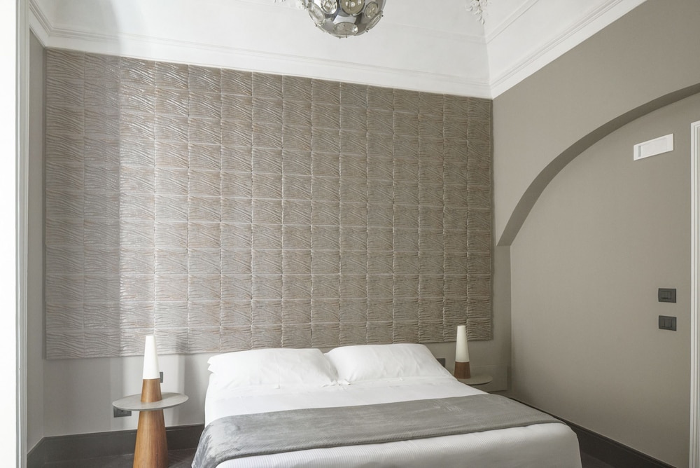 DELUXE, KING BED