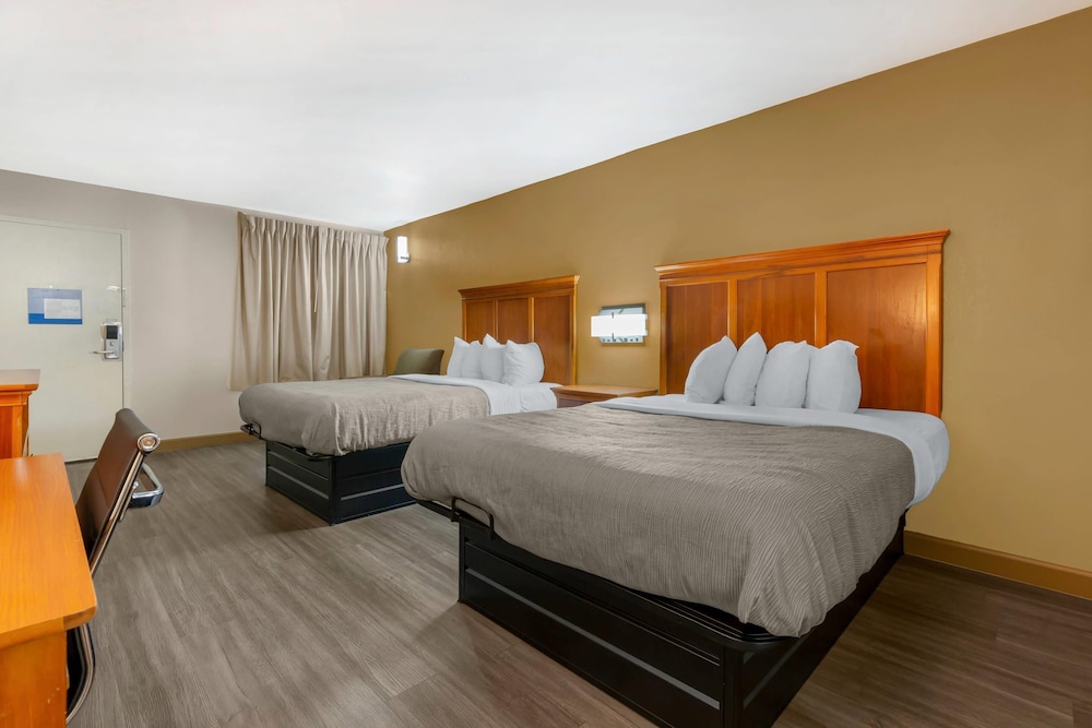 Standard, 2 Queen Beds, Exterior Entrance
