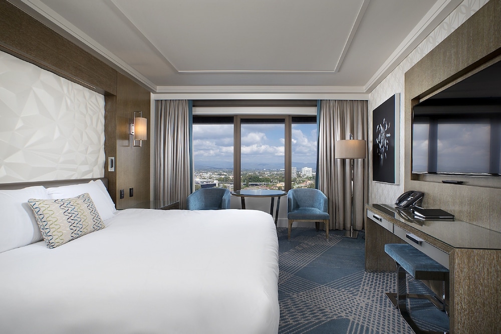 SUPERIOR, DELUXE, KING BED