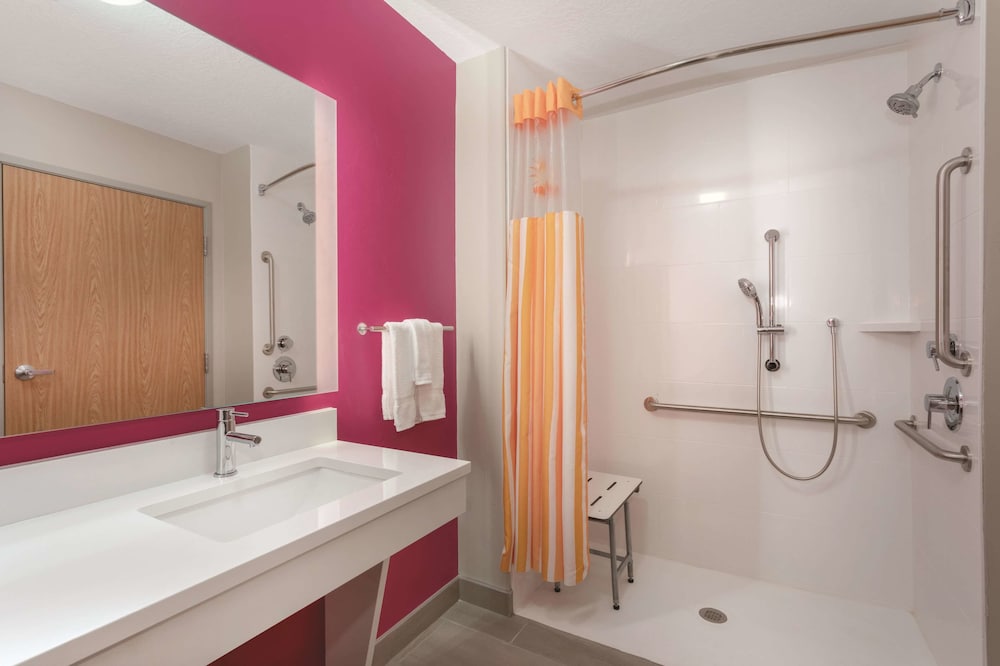 La Quinta Inn and Suites by Wyndham South Jordan 13/42