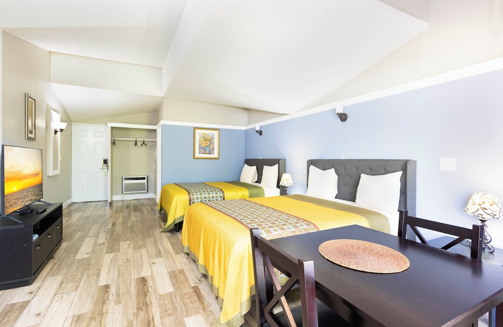 Warm Mineral Springs Motel 21/45