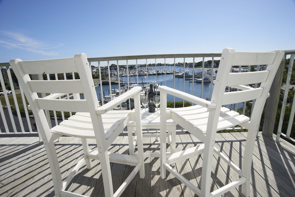 Anchor In Distinctive Waterfront Lodging 4/65