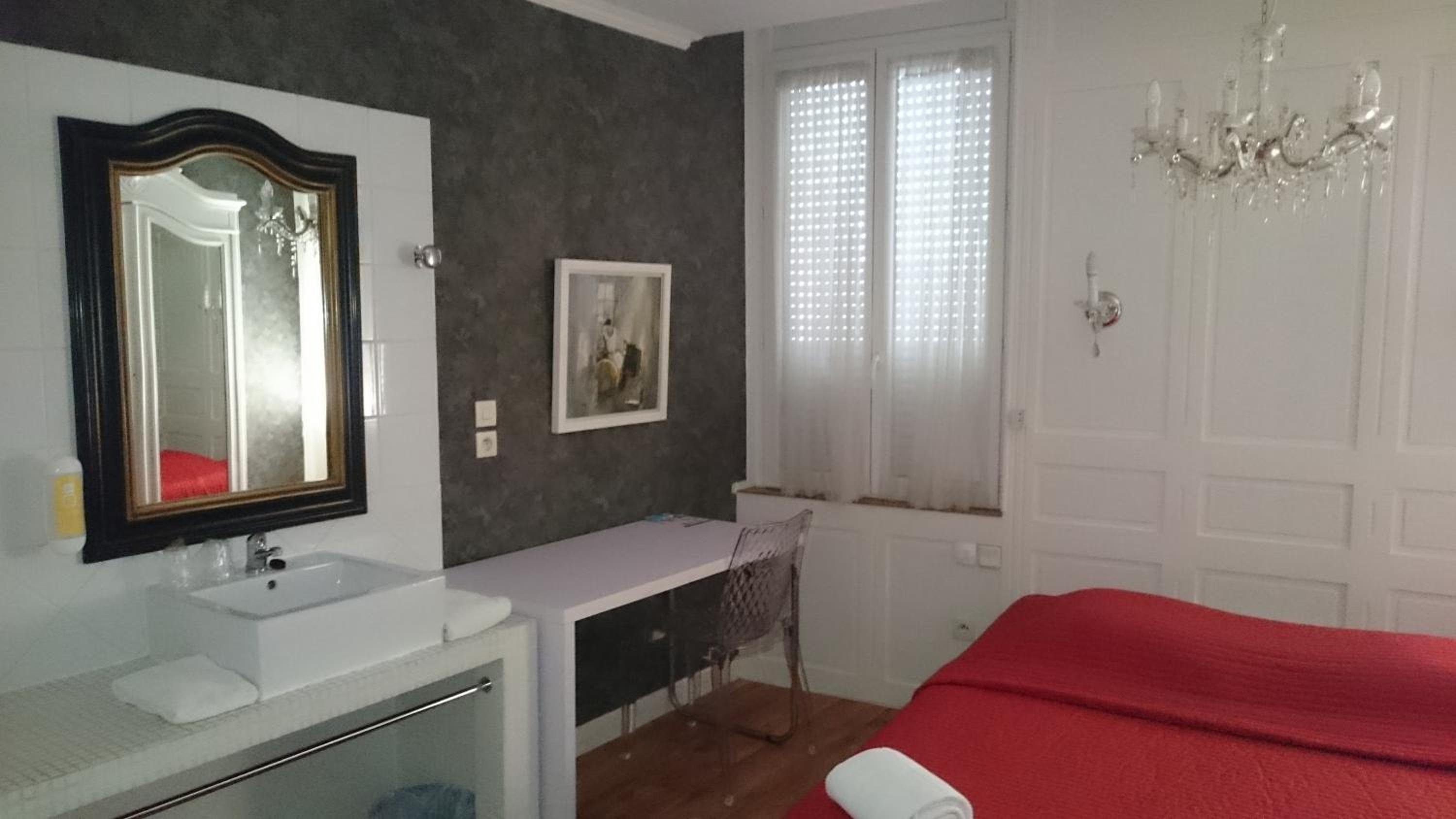P'TIT DEJ-HOTEL MARTIGUES LE 5 25/57