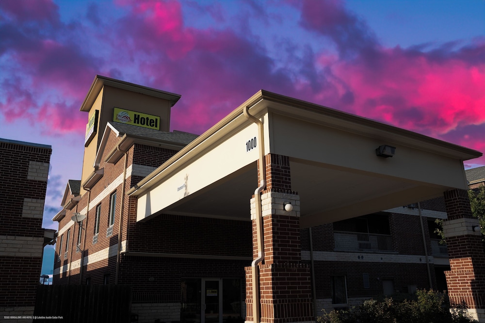 The Bungalows Hotel Event Center 2/61