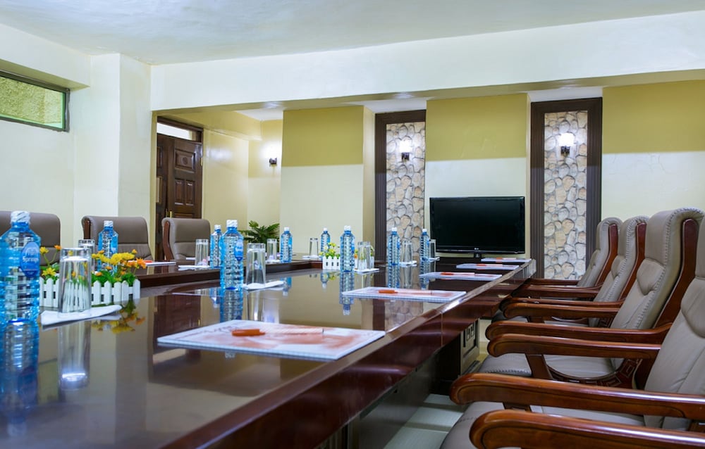 The Legacy Hotel & Suites 26/33