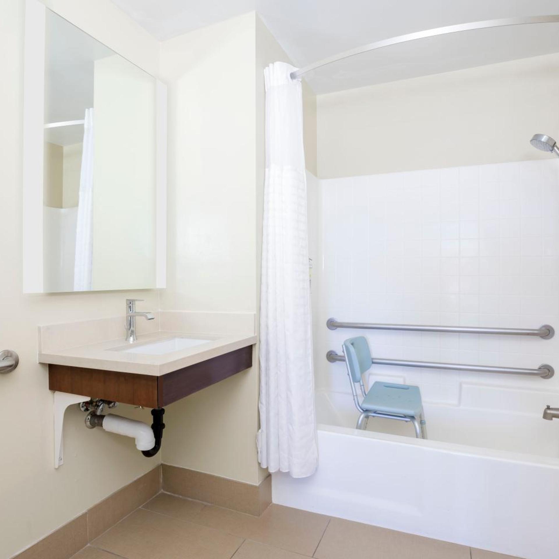 غرفة بسرير كوين بحوض استحمام لذوي الإعاقة، Staybridge Suites Reno 3/4