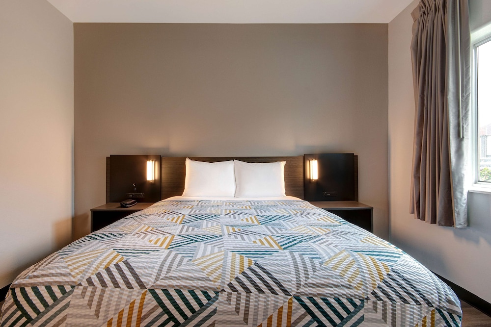 Standard, Queen Bed, Accessible, Motel6 Pharr, TX 5/6