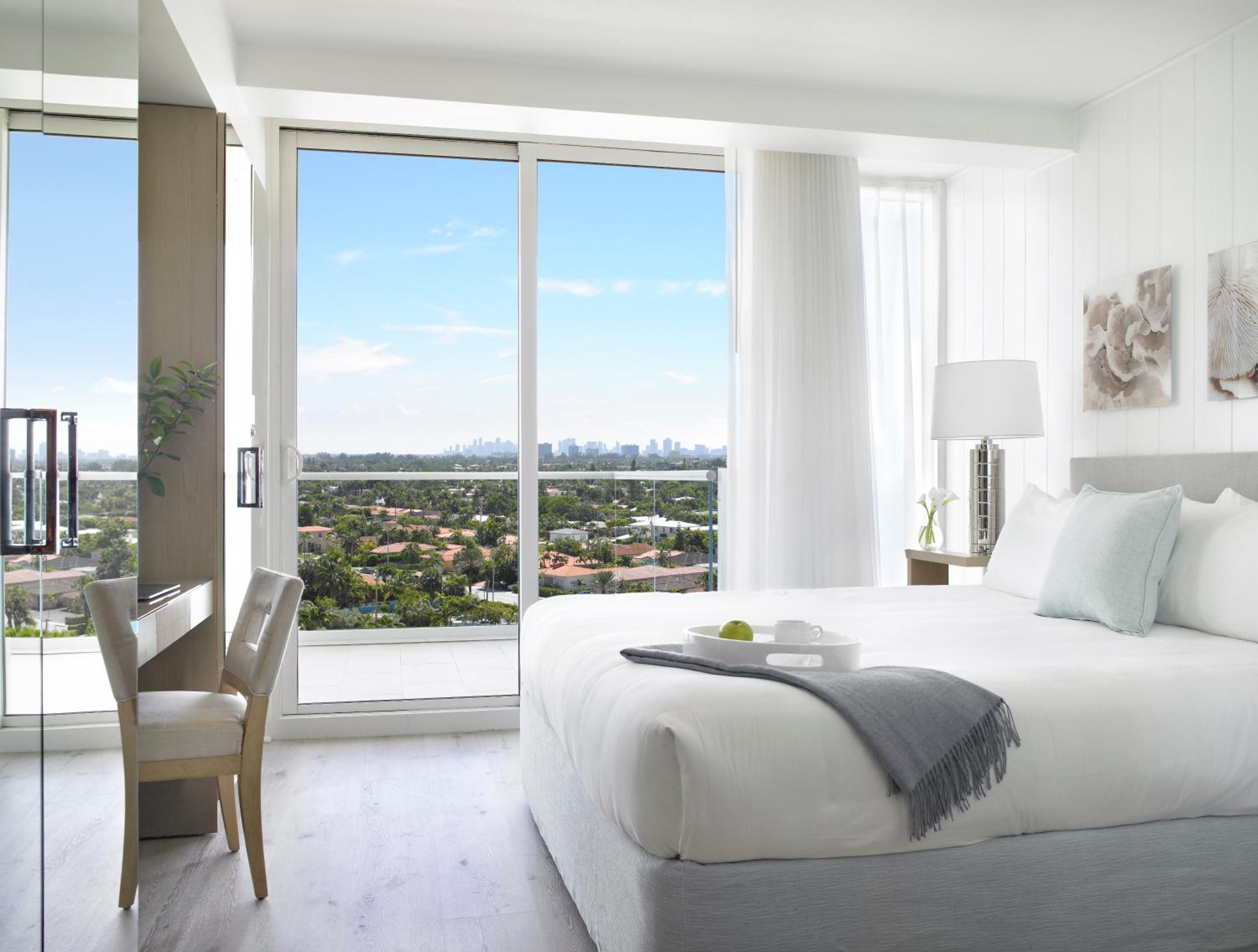 Suite, Queen Bed, Sunset View, Accessible