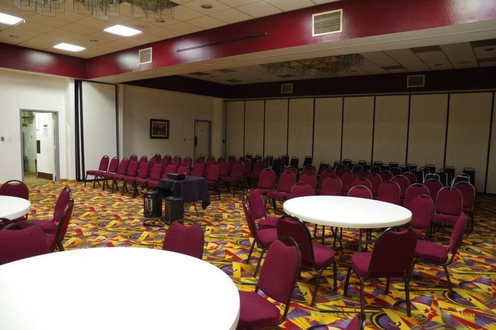 Douglas Inn Amp Conference Center 28/50