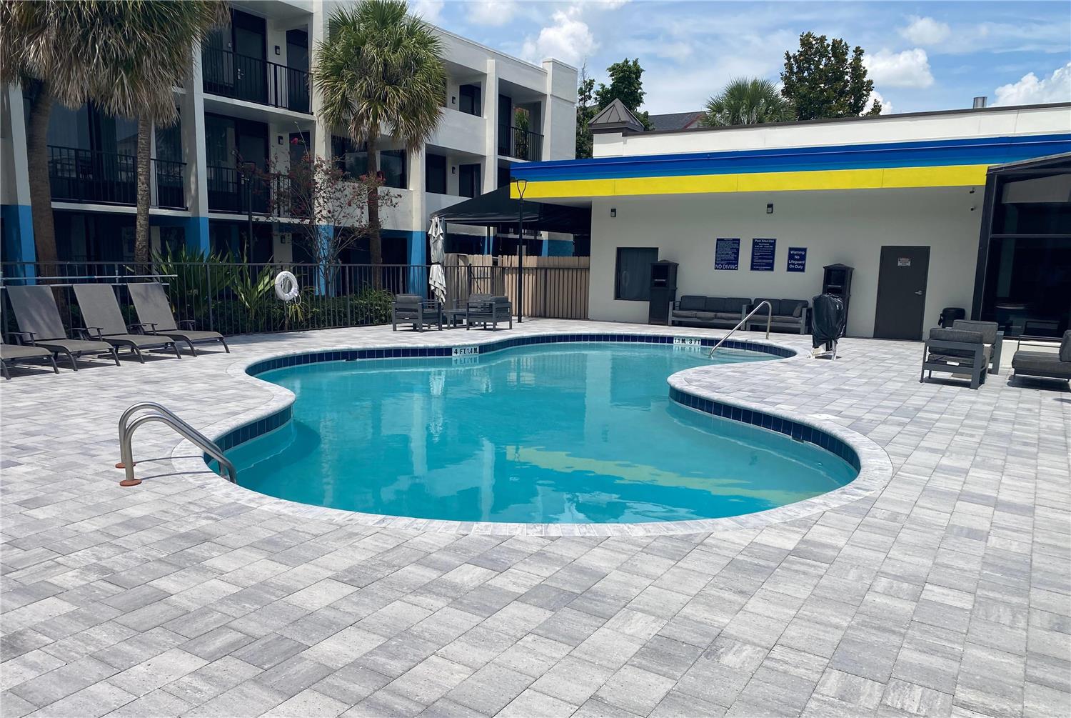 Days Inn & Suites by Wyndham Orlando Airport 24/28