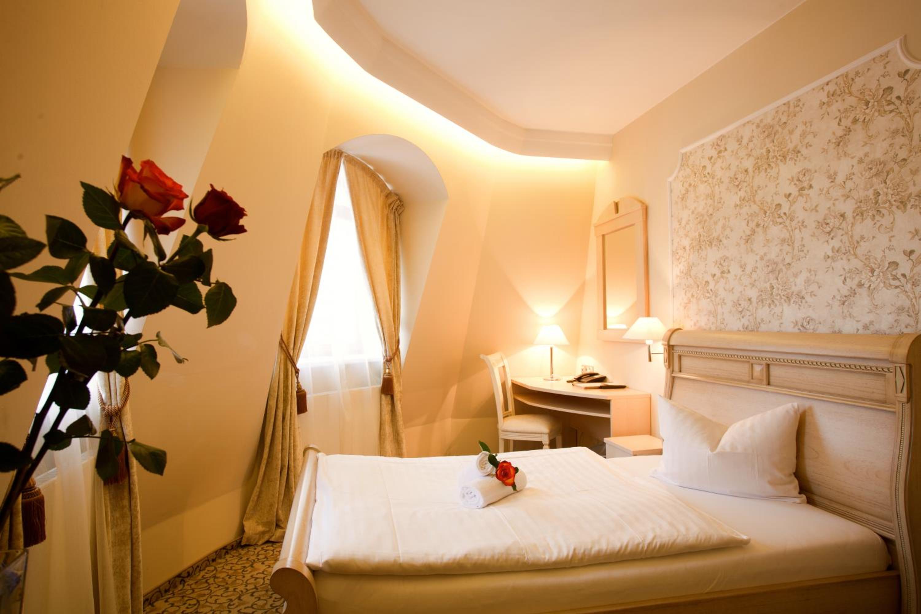 ROOM, SINGLE