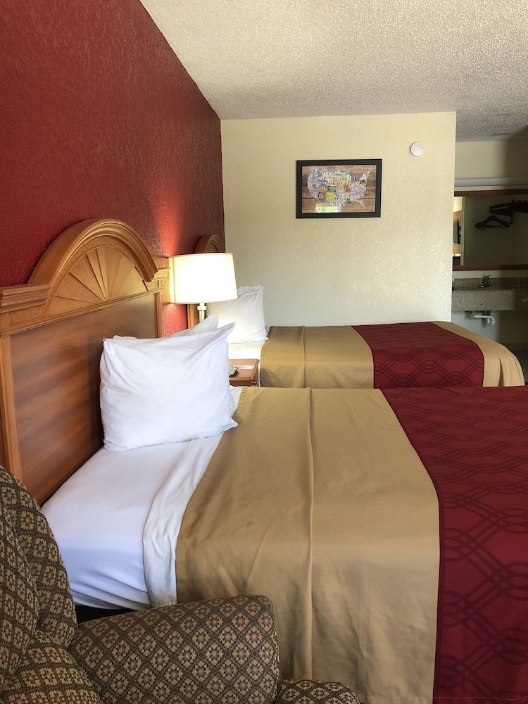 Econo Lodge Pine Bluff AR 16/35