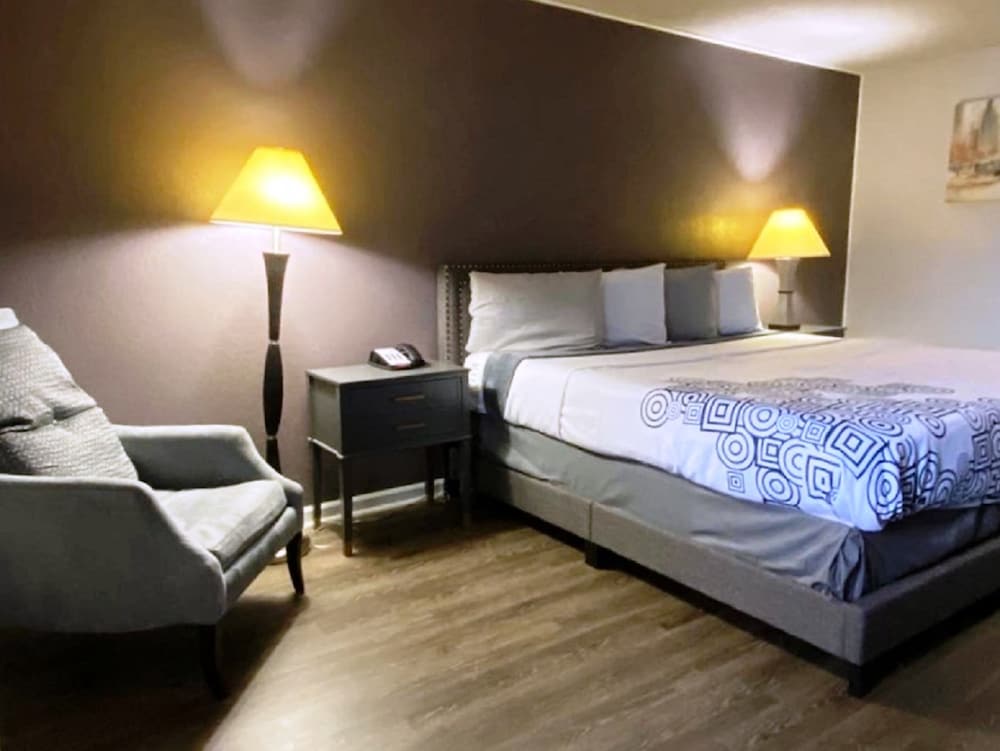 R Nite Star Inn & Suite 30/65