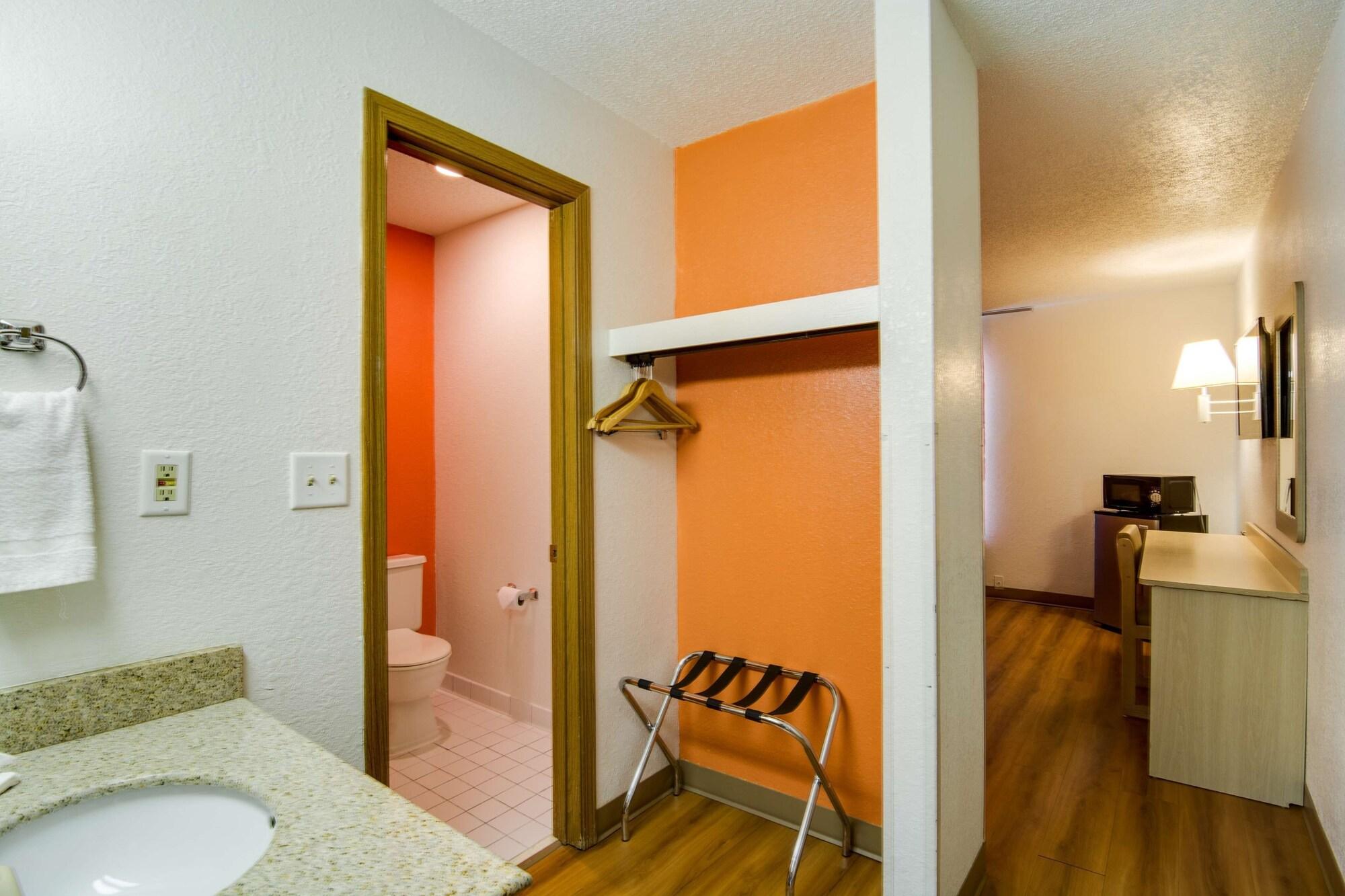 Motel6 Waukegan, IL 55/63