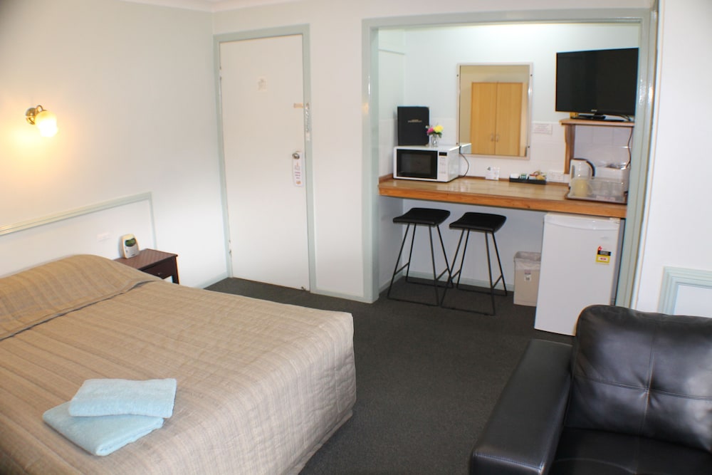 LAKE FORBES MOTEL 9/44
