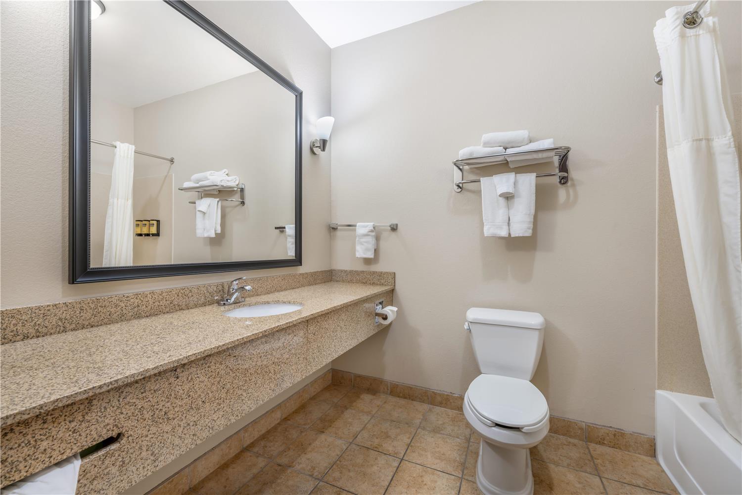 غرفة بسرير كينج، Best Western Plus Eastgate Inn & Suites 4/4