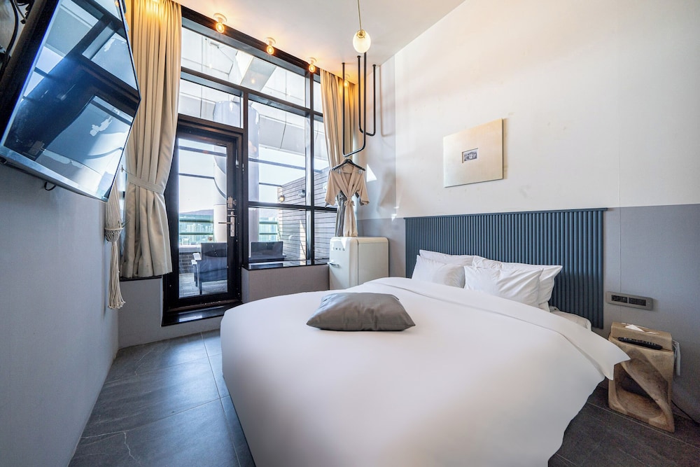 Deluxe, Double Bed, Lateral Side Sea View