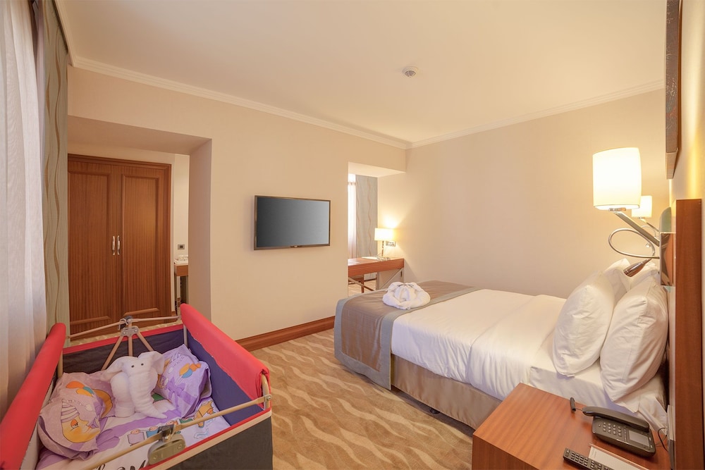 LAMEC HOTEL BUSINESS 10/32