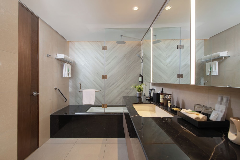 غرفة ديلوكس بسريرين منفصلين وسريرين كينج بـ3 غرف نوم، Somerset Central Salcedo Makati 8/8