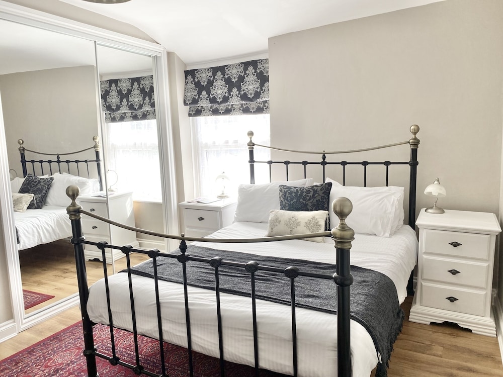 Devon House Guest House 20/50