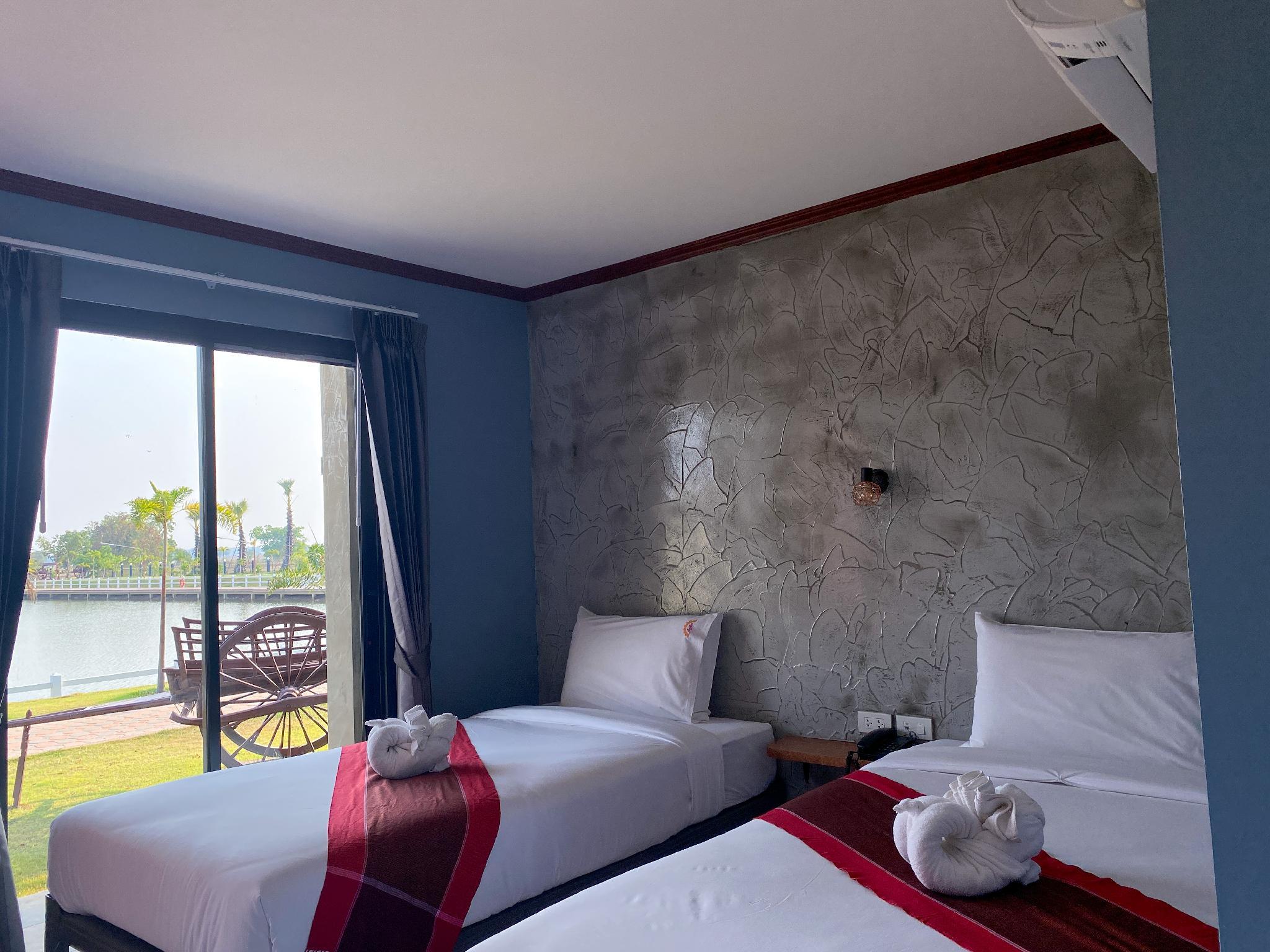 Room, Twin Beds, Lake View