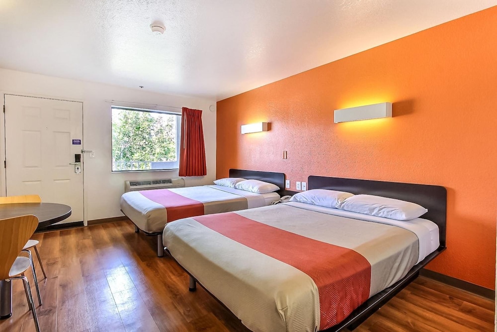Motel6 Sunnyvale, CA - North 27/60