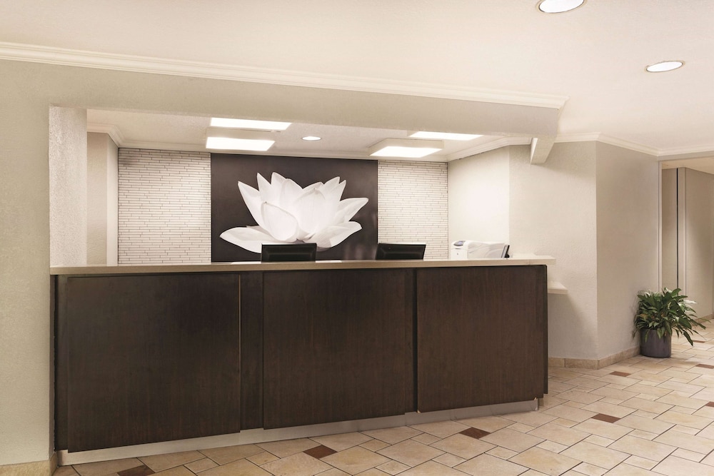 La Quinta Inn & Suites by Wyndham Miami Airport East 8/52