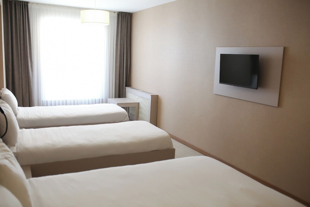 Otel Cinas 9/36