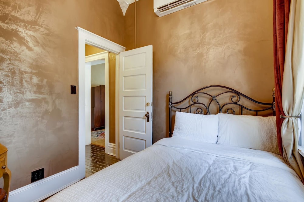 Holiday Chalet Victorian - Bed & Breakfast 12/69