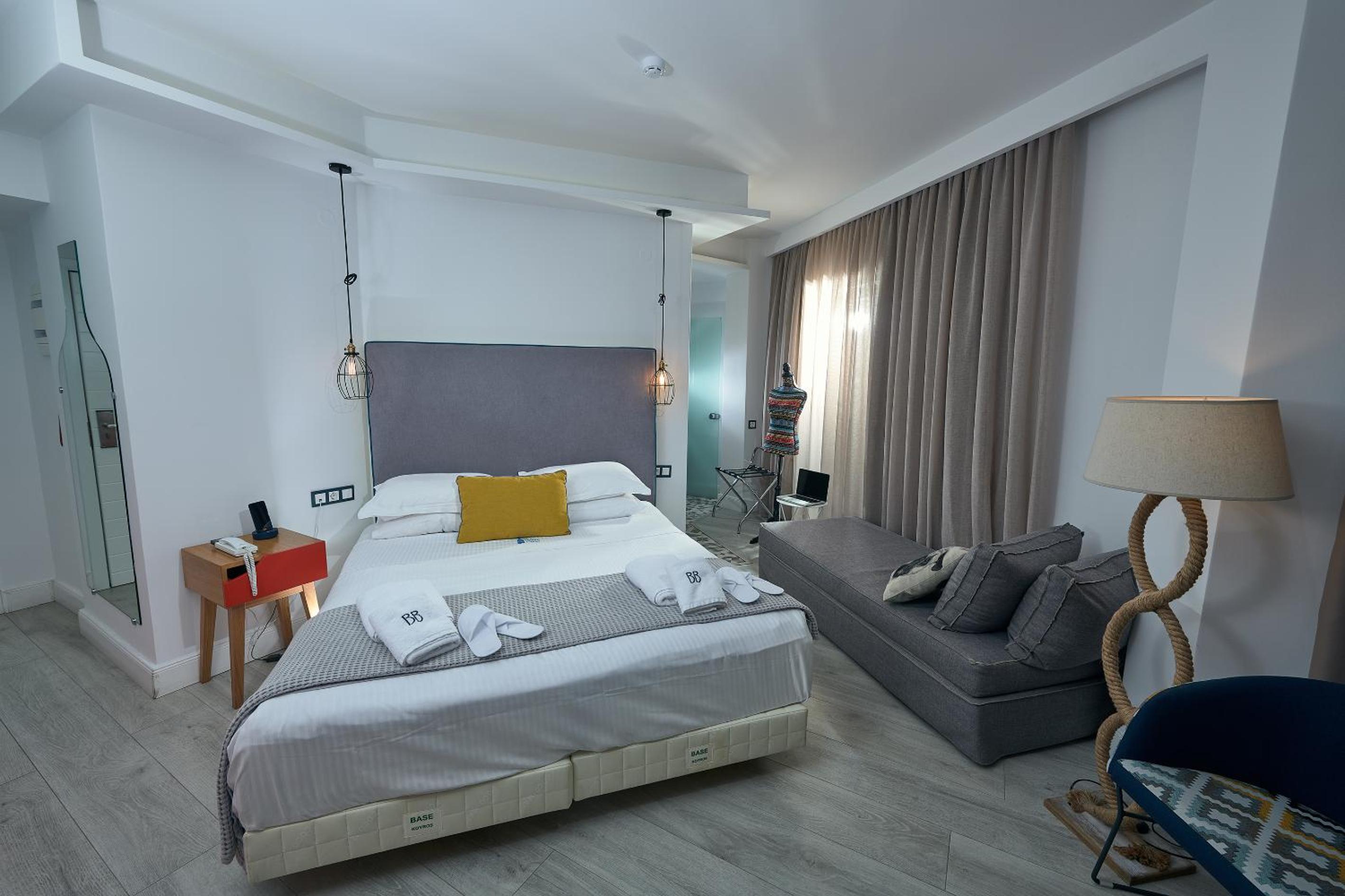 جناح جونيور بشرفة، Blue Bottle Hotel 2/10